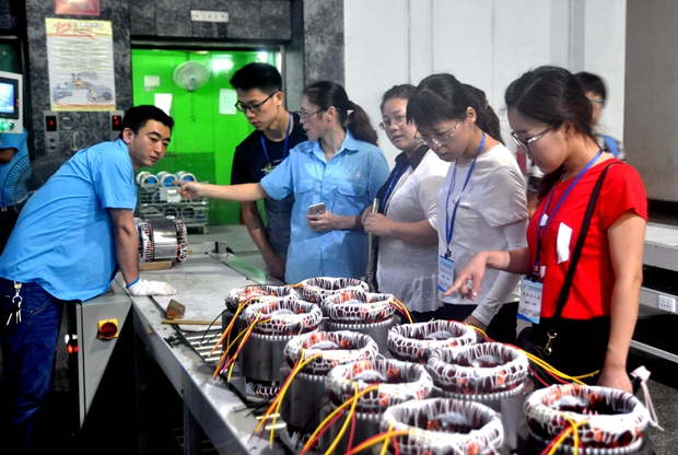 老師在皖南電機生產(chǎn)車間參觀學習