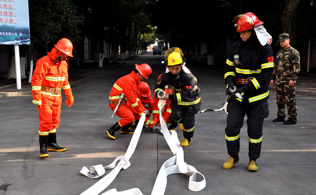 消防官兵和皖南電機(jī)消防隊(duì)員聯(lián)勤聯(lián)訓(xùn)